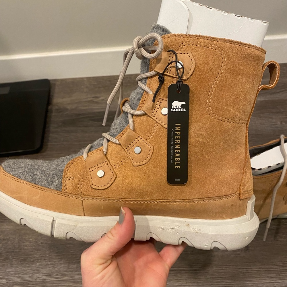 BRAND NEW Sorel Joan Felt winter boots size 8. Never worn